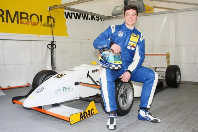 Crash bei Formel Masters Sachsenring-Berater/Coach Dietmar Baum glaubt an schnelles Comeback v. Kim Giersiepen Bild: Crash bei Formel Masters Sachsenring-Berater/Coach Dietmar Baum glaubt an schnelles Comeback v. Kim Giersiepen