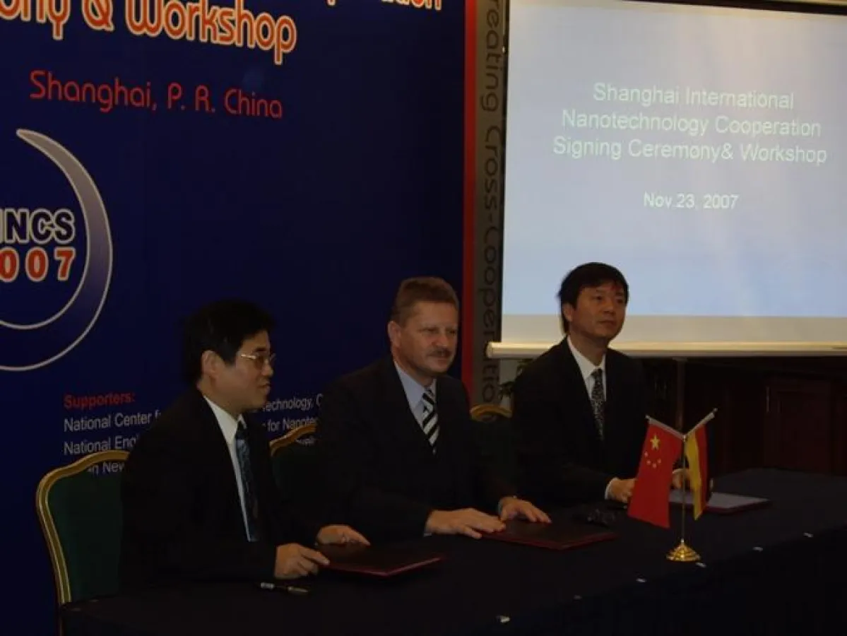 Signature Ceremony, Shanghai Convention Center, Links Professor Dr. Hongchen Gu (SJTU), mitte Dr. Peter Bendzko (Invitek GmbH), rechts Guoming Ma (Allrun Ltd.)