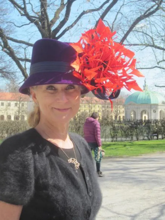 Sonja Grau mit üppig verzierten Ankle-Boots