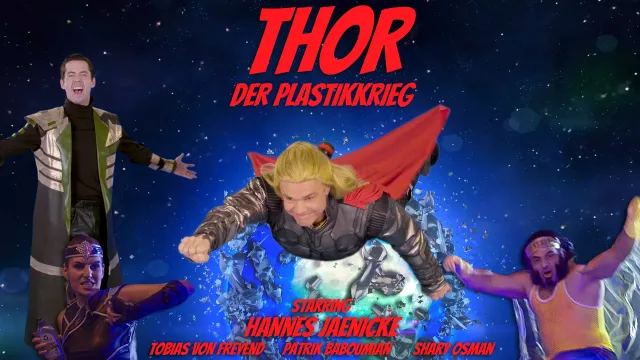 Hannes Jaenicke - Mit Satire und Superhelden gegen Pyrolyse und Plastikvermüllung Bild: Hannes Jaenicke - Mit Satire und Superhelden gegen Pyrolyse und Plastikvermüllung