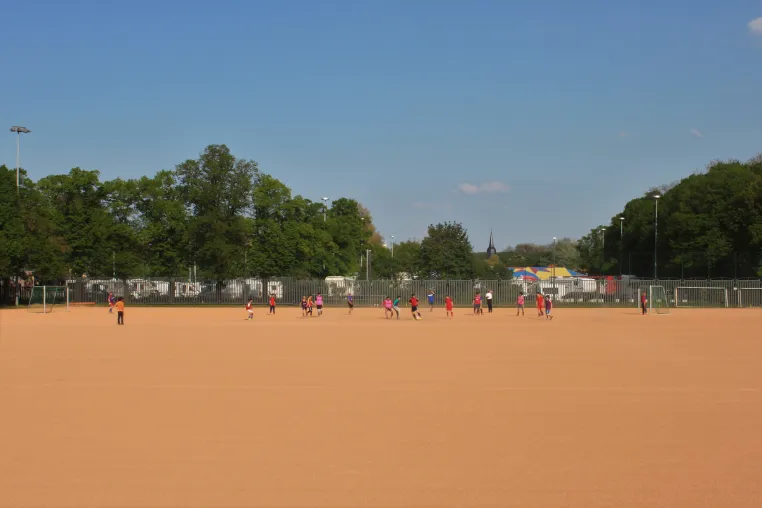 Bild: Spielfeldbelag für ungetrübte Spielfreude: GEODUR glänzt mit natürlichen Vorteilen
