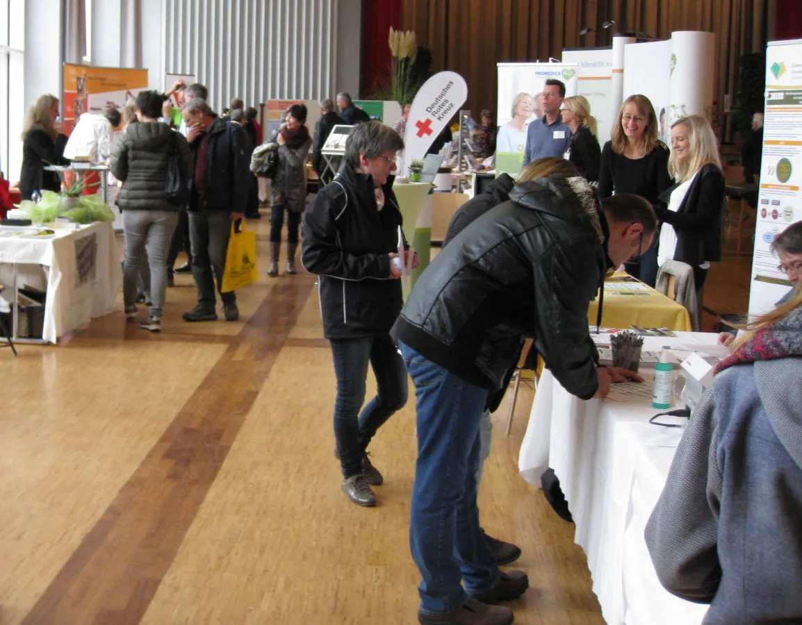 Die Gesundheitsforum-Broschüre informiert über lokale Gesundheitsanbieter in Eningen und Umgebung.