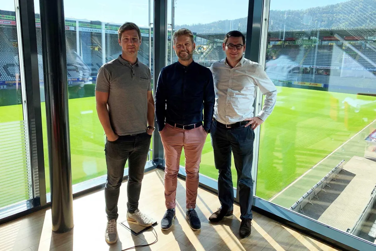 Oliver Leki (Vorstand SC Freiburg, links); Michael Stoz (Vorstand Partner AG, Mitte) und Jochen Saie