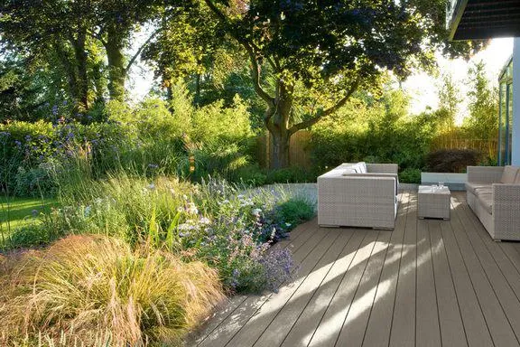 Bild: Terrassendielen aus Plenera - auch in der Schweiz extrem beliebt