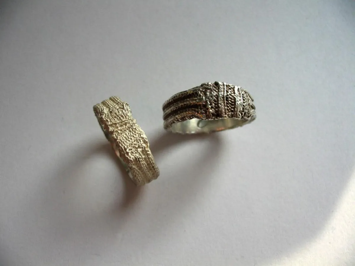 Die Rippringe sind eine Schmuckkollektion von Verena Schreppel und spiegeln Ihre Arbeit mit Transformationsprozessen wider.