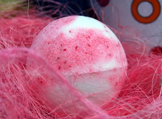 Bild: "BlubberMax "sprudelt noch länger– Die Seifenmanufaktur Frankfurt lanciert Riesen-Badekugel