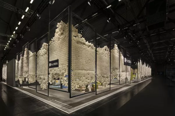 Bild: Der schöne Wahnsinn – eine poetische Inszenierung aus 75.000 Pappbechern