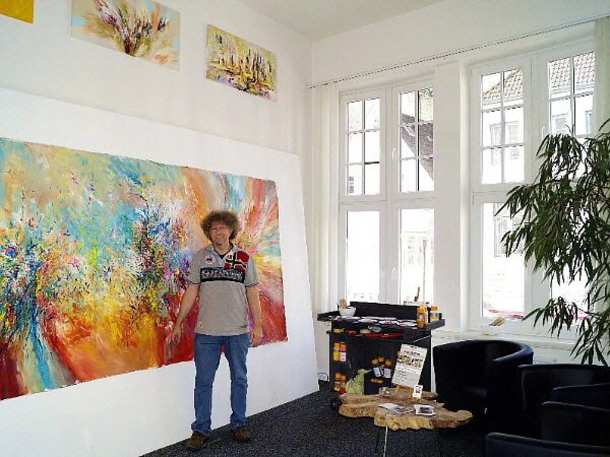 Im Stadt-Atelier malt der Künstler abstrakte Bilder, die vor Ort auch zum Kauf präsentiert werden