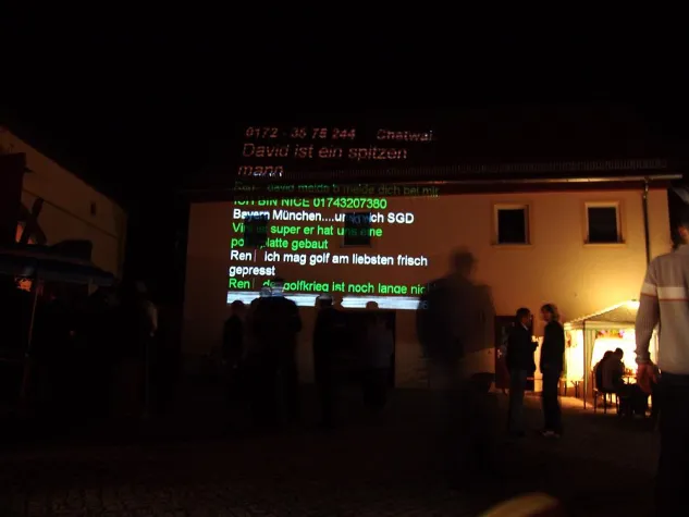 Bild: Mit SMS und Beamer wird die Hauswand zum Event