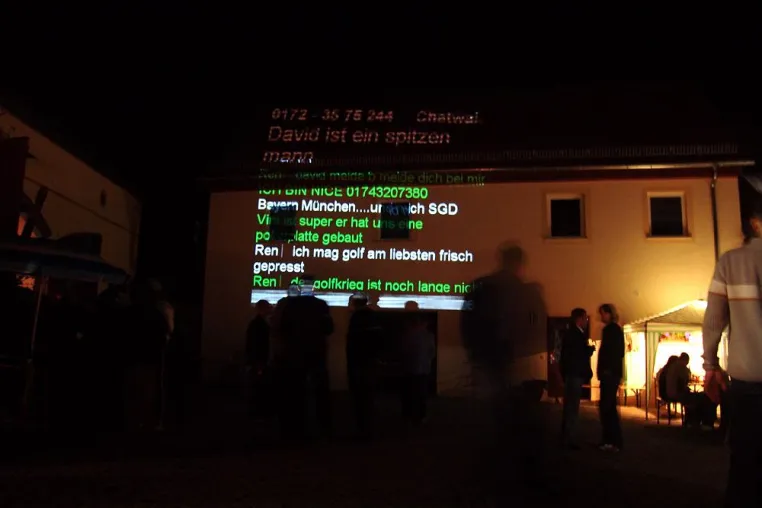 Bild: Mit SMS und Beamer wird die Hauswand zum Event