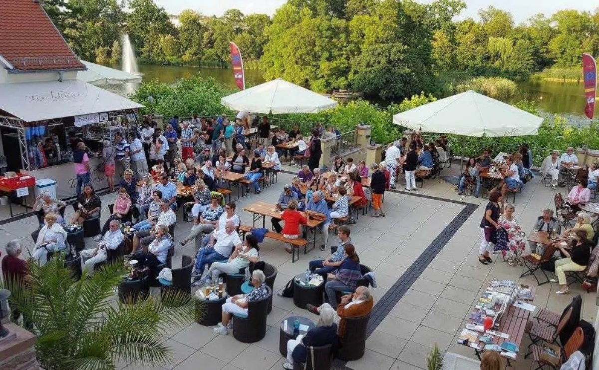 Die gut besuchte Sommerterrasse des Teichhauses in Bad Nauheim