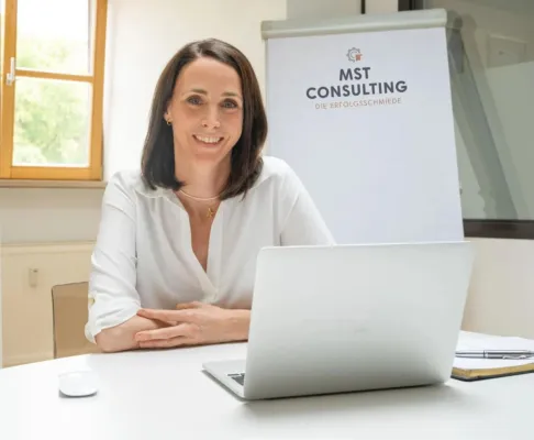 Bild: MST Consulting: Schluss mit teuren Stellenanzeigen: So funktioniert Social Recruiting für Handwerksbetriebe.