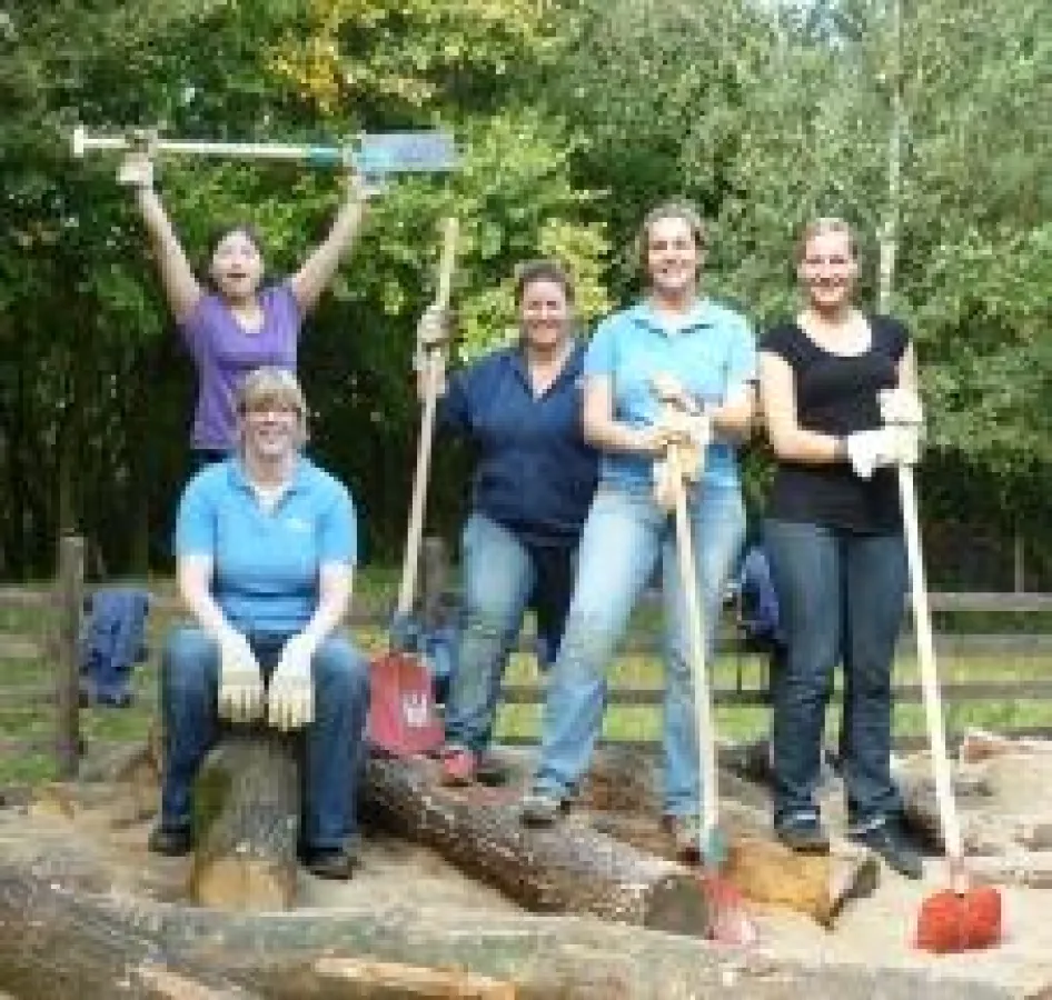 GE Capital Mitarbeiterinnen mit Engagement und Freude im Einsatz