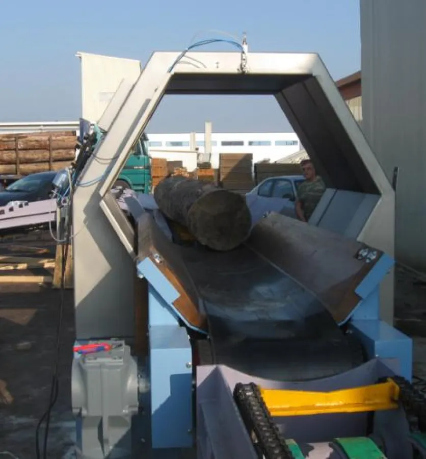 Das Metall-Detektionssystem LICON-HX von S+S detektiert Metallteile in Holzstämmen. Die Farbsprüheinrichtung oben an der Spule markiert die verunreinigte Stelle.