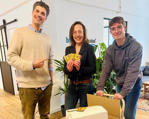 Bild: brilliant promotion® spendet 1.000 Blister Pulmoll an Pik As e.V. 