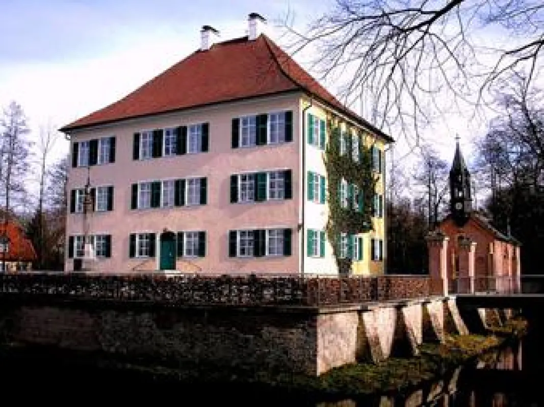 Das Sisi-Schloss im Wittelsbacher Land. Hier verbrachte die spätere österreichische Kaiserin Elisabeth ihre Ferien. Ausstellungen zeigen das Leben der Kaiserin.