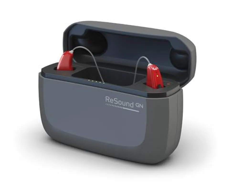 Spitzen-Hörsystem ReSound LiNX Quattro™ inklusive Akku-Ladestation (Foto: ReSound)
