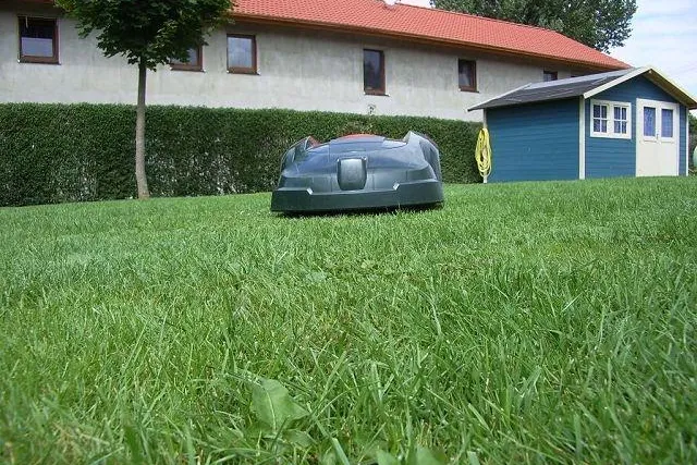Bild: Zeitgewinn durch den Mähroboter Automower 260ACX