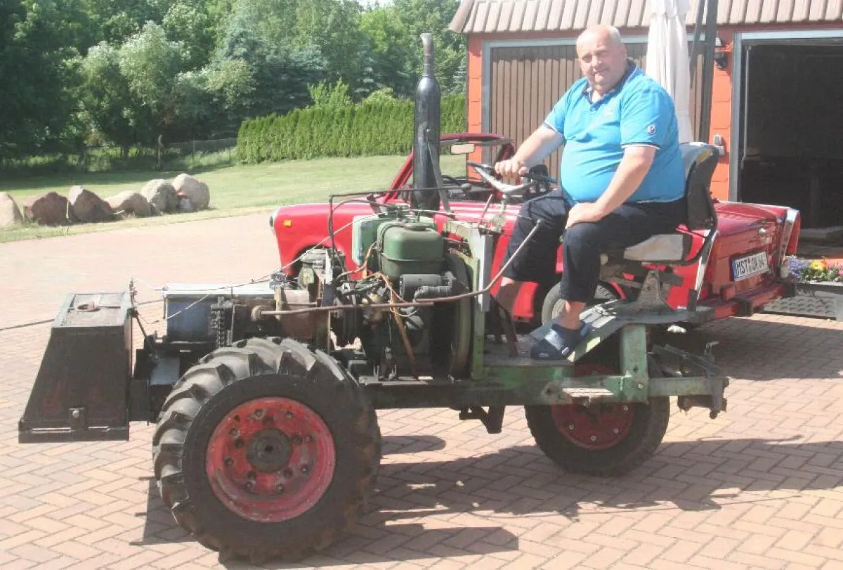 Foto: Fred Lucius - Autor Paul Krüger auf seinem Eigenbauschlepper