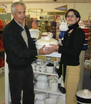 Teilnehmer an der Endverbraucher-Befragung von Waechtersbach gewinnen einen Brottopf Bild: Teilnehmer an der Endverbraucher-Befragung von Waechtersbach gewinnen einen Brottopf