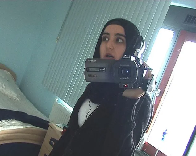 Bild: „Hey Mama erzähl mal!“ Mit Kopftuch und Kamera im türkischen Elternschlafzimmer - Premiere am 13. September in Amsterdam