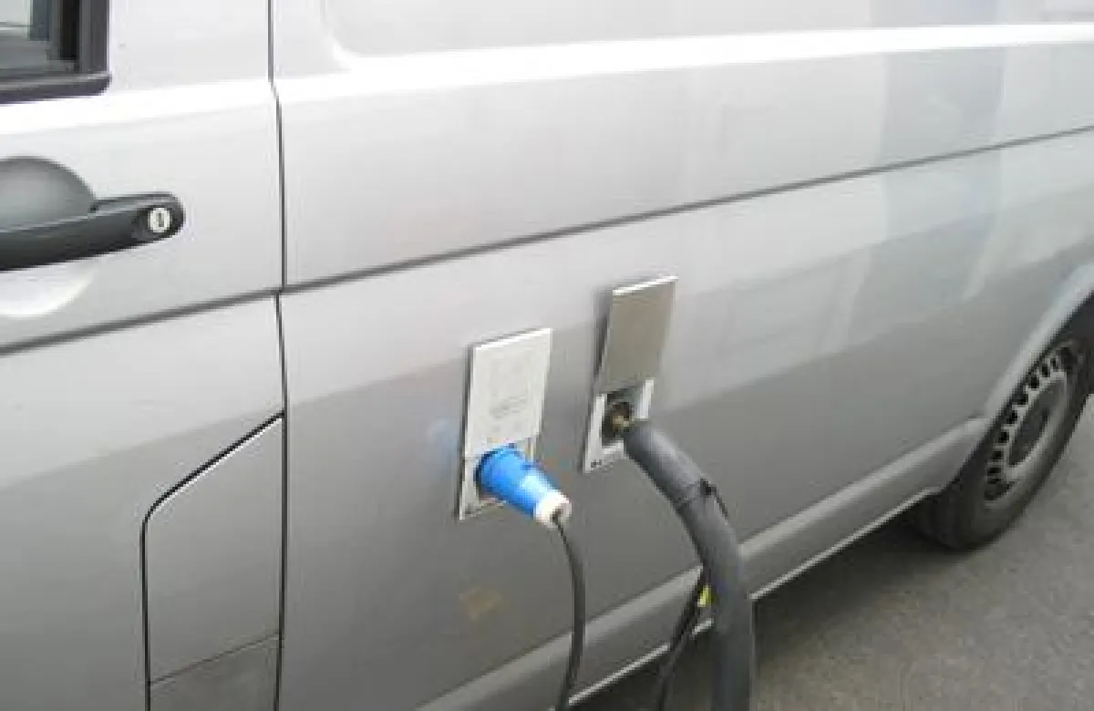 Elegant gelöst: Energiezufuhr (li) und beheizte Wanddurchführung (re)