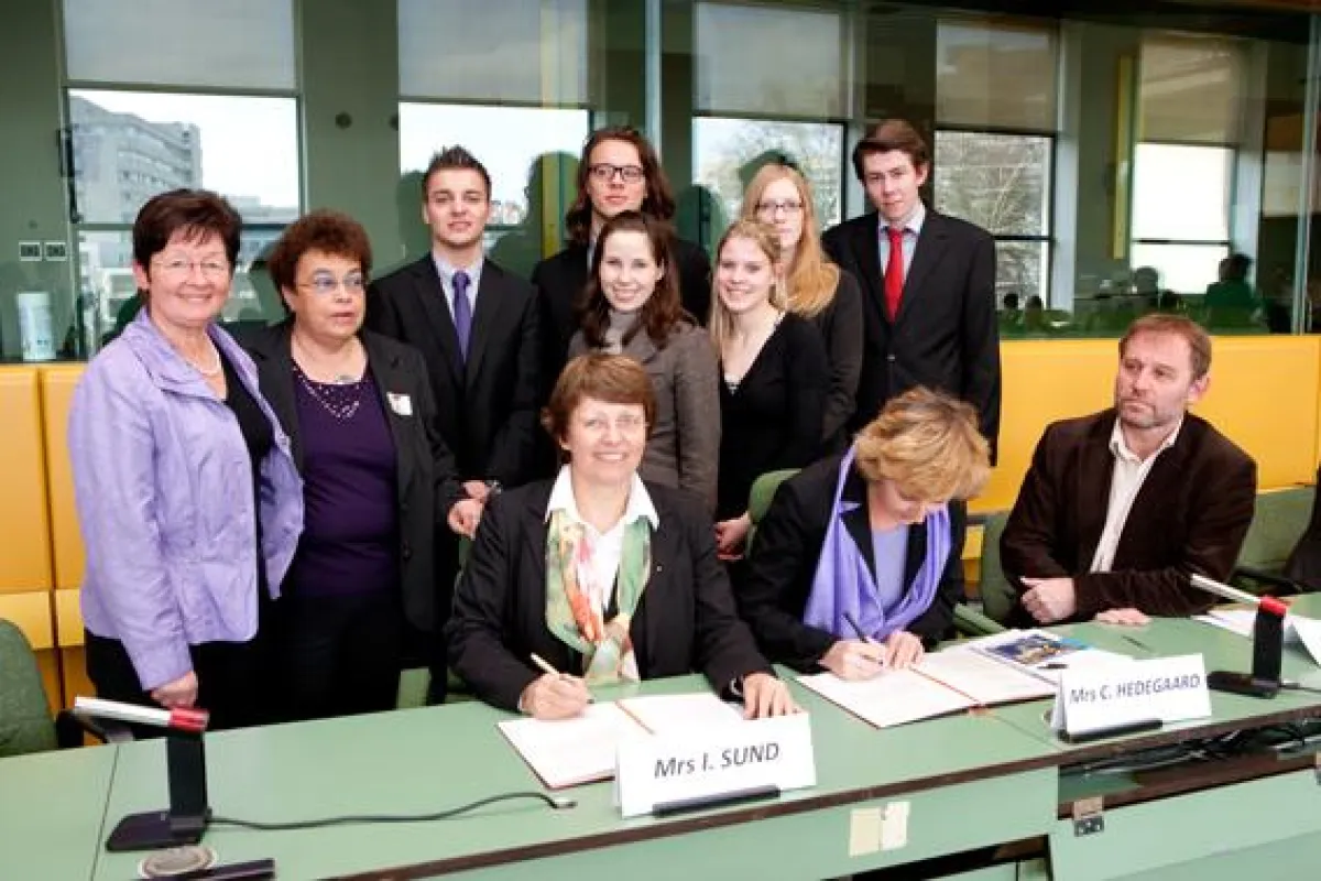 EU Kommissarin für Umweltschutz, Connie Hedegaard und Ingrid Sund, Schulleiterin der Urspringschule unterzeichnen in Brüssel die Klima-Charta.