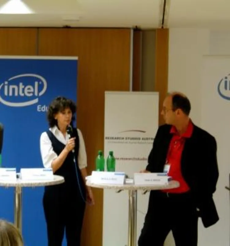 Dr. Martina Roth (links) und Prof. Dr. Peter A. Bruck eröffnen die 3. microlearning Conference