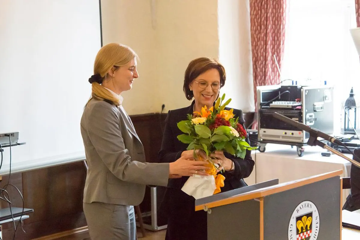 Birgit Robin, Vorständin der »Gemeinsam eG«, und die Bayerische Sozialministerin Emilia Müller