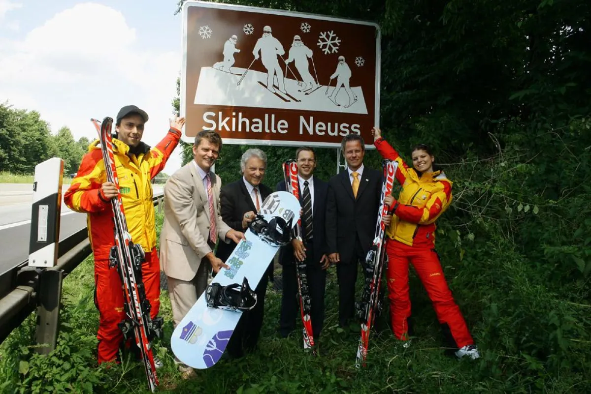 Pressefoto Einweihung Autobahnschild der JEVER SKIHALLE Neuss