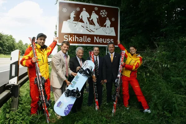 Bild: Autobahnschild für die JEVER SKIHALLE Neuss