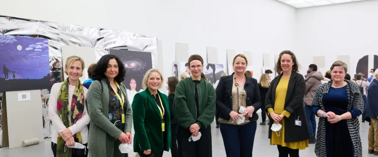 Bild: VIP Eröffnung Pinakothek der Moderne & YouthNet: "Meine Identität" Werkschau mit Shirin Neshat  - 5.4.-15.5.