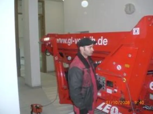 Bild: Profis von GL Verleih Arbeitsbühnen für Frankfurt schaukeln das Ding