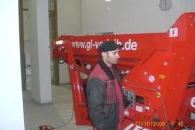 Bild: Profis von GL Verleih Arbeitsbühnen für Frankfurt schaukeln das Ding