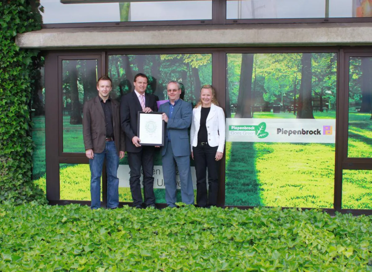 Dieter Brübach (2. v. r.) überreichte die Mitgliedschaftsurkunde an die Vertreter des Piepenbrock Ar