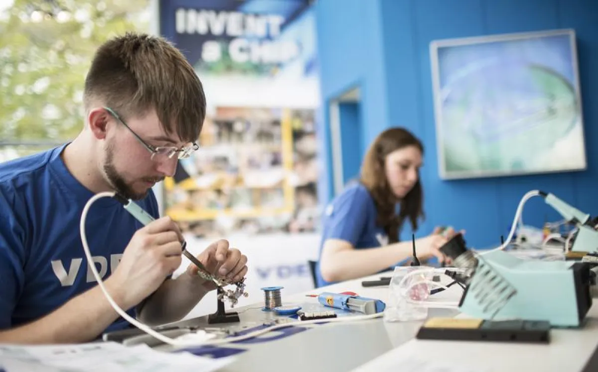 „Die Generation Z mit einem Abschluss in der Elektro- und Informationstechnik darf sich freuen: Sie kann sich vor Jobangeboten nicht retten.“  (Bildquelle: Hannibal / VDE)