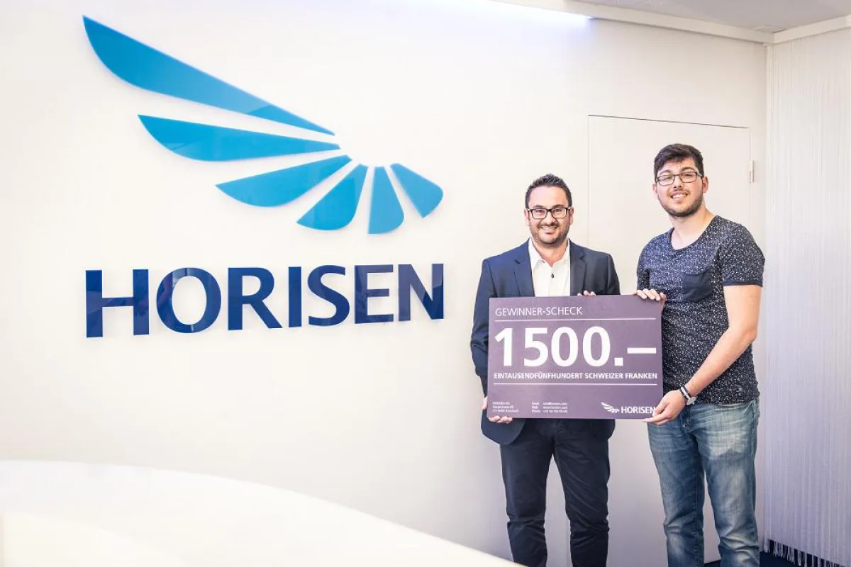 Fabrizio Salanitri, CEO und Inh. der HORISEN AG, überreicht Atilla Deniz den Scheck über CHF 1.500,-