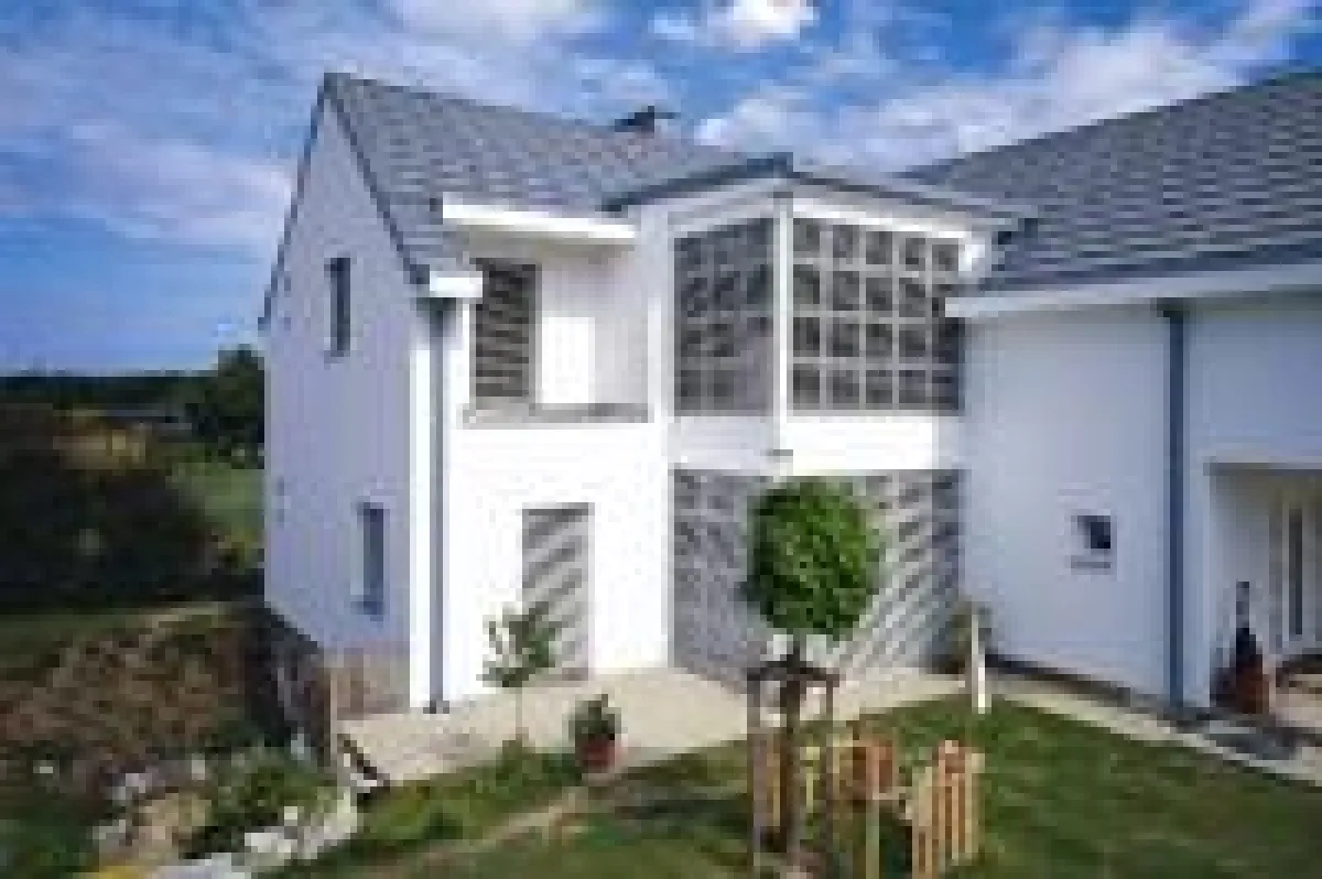 Für Dachformen, Eindeckungsvarianten und Farbtöne heißt der aktuelle Trend: geradlinig, schnörkellos und reduziert.