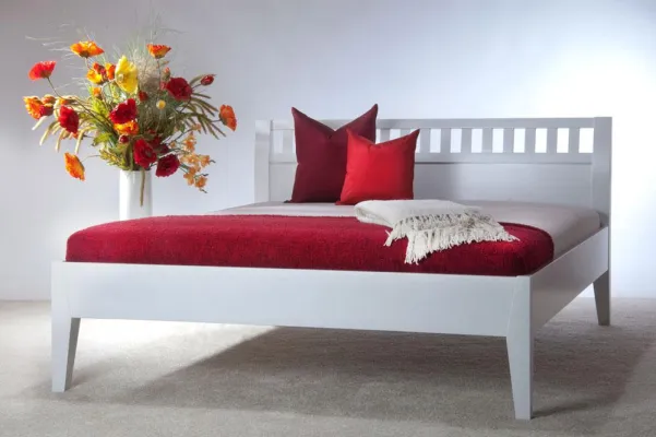 Bild: Shabby Chic hält nun auch im Schlafzimmer Einzug -- weiße Landhausbetten aus Massivholz