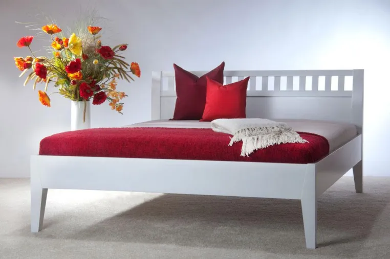 Bild: Shabby Chic hält nun auch im Schlafzimmer Einzug -- weiße Landhausbetten aus Massivholz