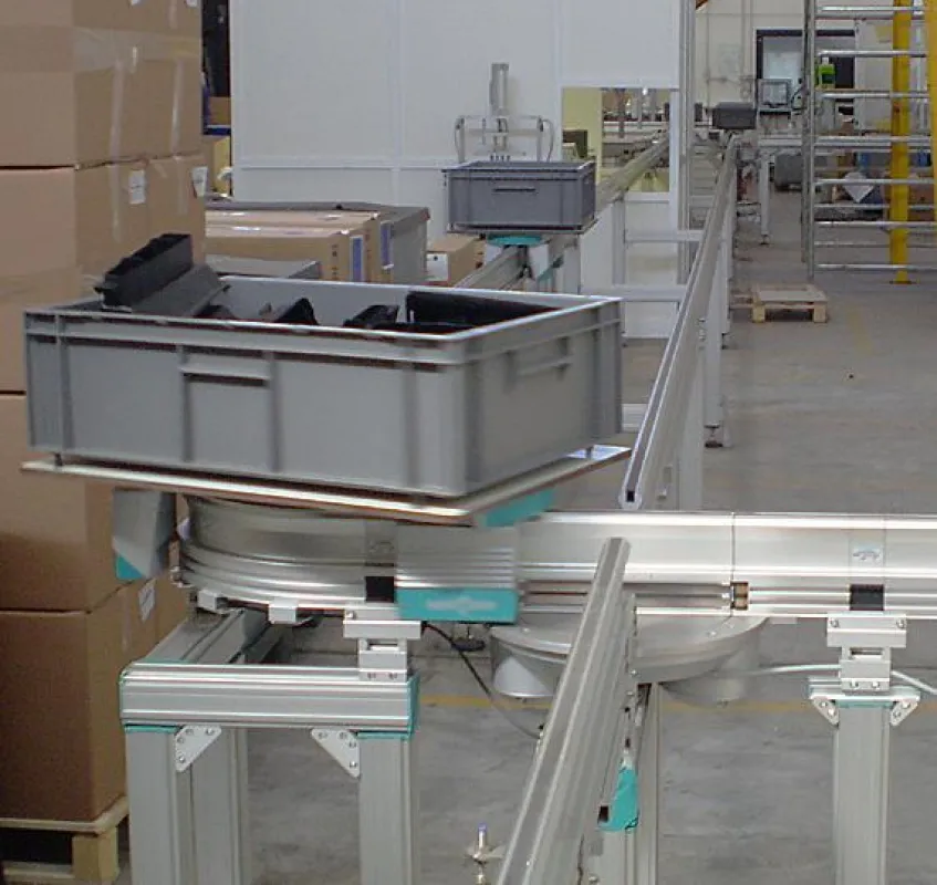 Der selbst fahrende Shuttle von Montrac transportiert die Spritzgussteile