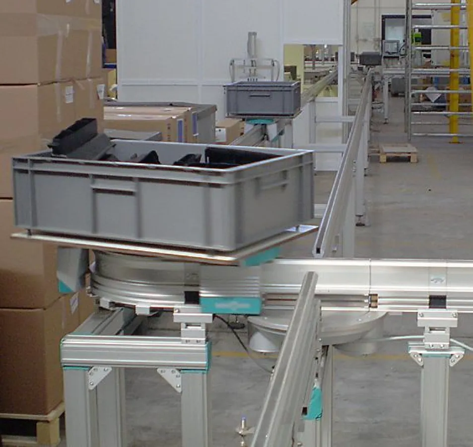 Der selbst fahrende Shuttle von Montrac transportiert die Spritzgussteile