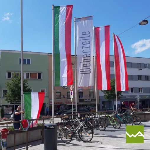 Bild: Werbefahnen: Hissfahnen, Beachflags, Deckenfahnen & Straßenfahnen