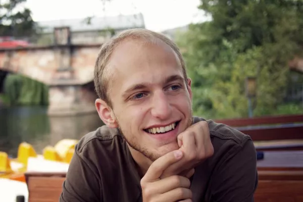 Bild: Münchner Poetry Slammer Alex Burkhard gewinnt Deutschsprachige Meisterschaften 2017