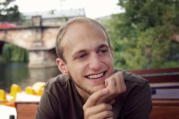 Bild: Münchner Poetry Slammer Alex Burkhard gewinnt Deutschsprachige Meisterschaften 2017