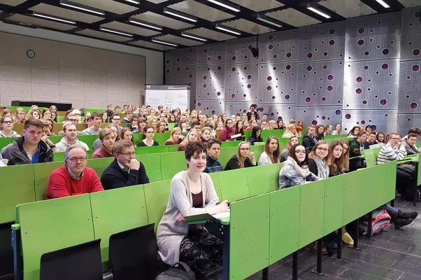 Bild: Mathe-Kurs lockt fast 150 Schülerinnen und Schüler auf den Campus