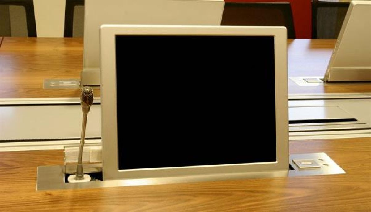 Ein und Ausfahrbare Monitore für Konferenz und Schulungsräume bei