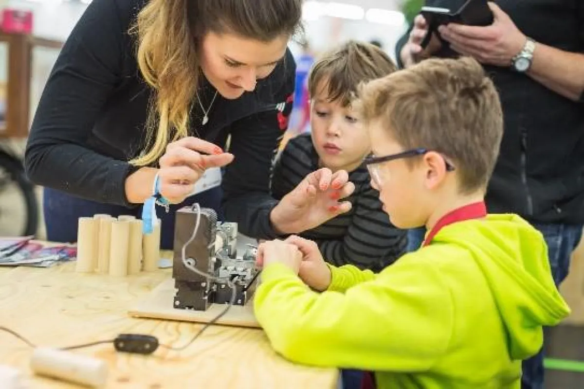 1 Kinder am Stand des MakerSpace auf der FORSCHA 2016 (c) i!bk/S.Naumann