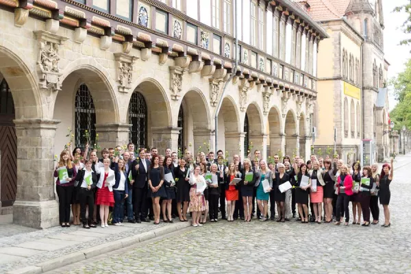 Bild: Absolventen des Fachbereichs Verwaltungswissenschaften verabschieden sich ins Berufsleben