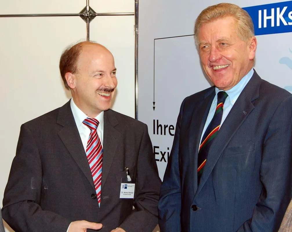 Dr. Helmut Kesser zeigt Wirtschaftsminister Ernst Pfister den IHK-Gemeinschaftsstand auf der NewCome